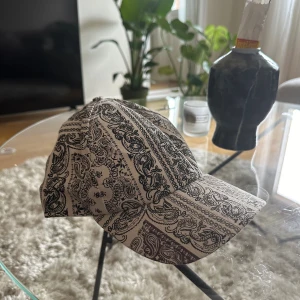 Paisley print keps - Skitsnygg paisley print keps. Går att justera storlek. Lite smink på insidan men det går att tvätta bort.🤍