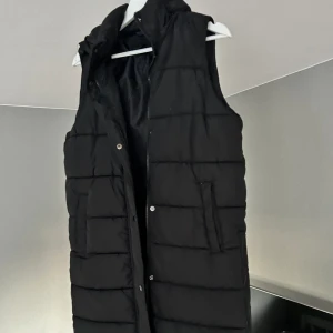 Lång dunväst - Lång dunväst  Passar dig me xs/s/m 🥰🤩