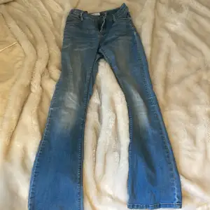 Snygga low/mid waist jeans från name it💞.