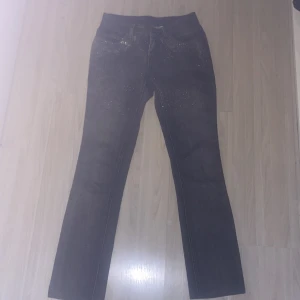 Low waisted jeans - Säljer dessa jeansen som jag köpte på Plick då de var för stora för mig och tyvärr inte passade jag skulle säga att jeansen passar till någon som har s/m i storlek  ifall det är några frågor tveka inte med å skriva💕