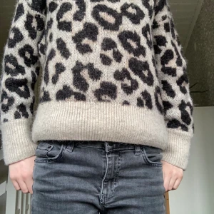 Young gina bootcut jeans - Säljer dessa lågmidjade mörkgråa jeansen. Passar mig som är 1,63. Lite slitna längst ner. Hör av dig för fler bilder eller frågor 💕