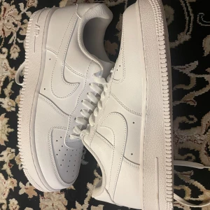 Nya - AF1 - Säljer dessa fina af1 eftersom de aldrig blev använda av pappa. Köpte till han i present men när de inte blev använda så väljer jag nu att sälja de.  Är storlek 43 och aldrig använda, kommer tyvär dock inte med en låda för den blev tydligen slängd