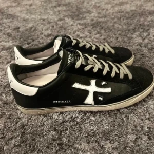 Premiata skor - Tja, nu säljer jag ett par Premiata skor i storlek 43, grymt skick 9/10!  Meddela mig om det finns funderingar!