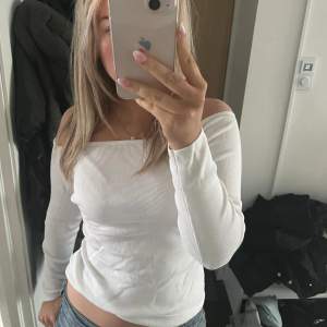 Jätte fin vit off shoulder tröja💞