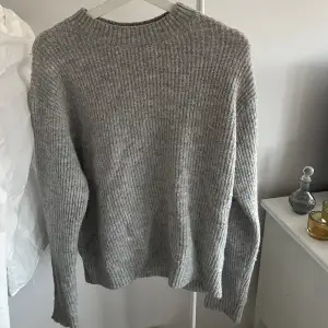 Säljer denna grå stickade tröjan från hm.