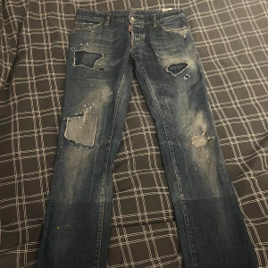 Dsq2 jeans - Tja! Säljer feta Dsq jeans i storlek 50. 9/10 skick inga konstigheter. Fin färg och passar till allt, inga hål eller fläckar (som ej är från modelen) 