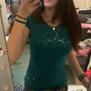 Grön tajt tröja - Grön/turkos t shirt i storlek xs men funkar nog för s o m oxå. Ja har blekt mönstret själv o säljer för den it kommer till användning. Skriv om intresserad eller undrar nåt! 🥰 