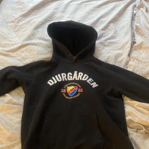 Djurgårn tröja  - Jätte snygg tröja , bra skick men tyvärr för liten för mig 
