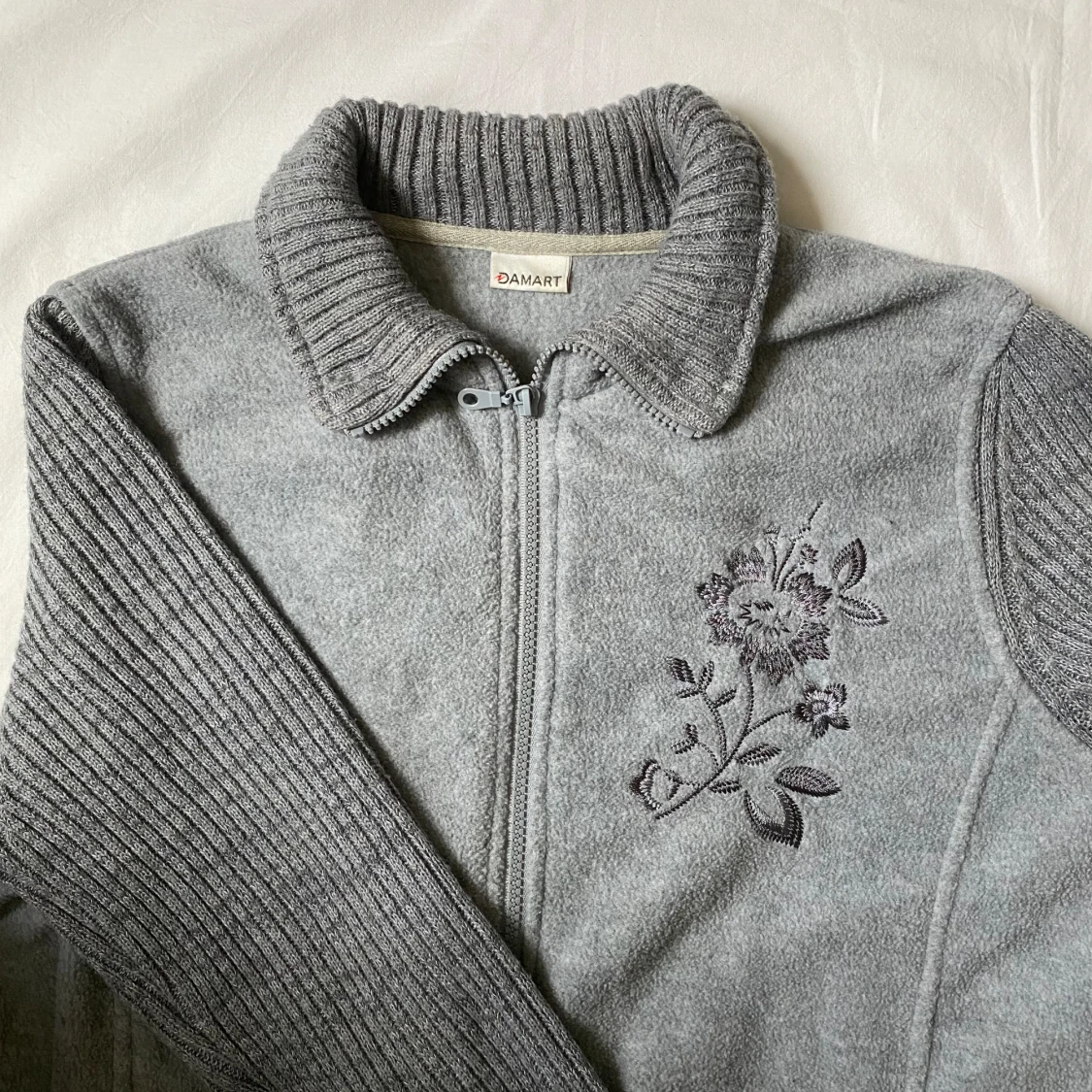 Grå kofta med broderade blommor - 90