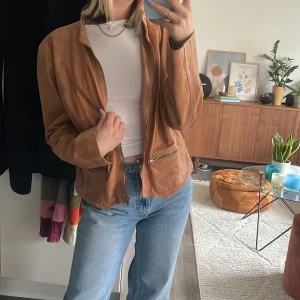 Skinnjacka  - Skinnjacka köpt på secondhand. Aldrig använd av mig själv. Passar dig som är storlek xs-m beroende på hur du vill den ska sitta 