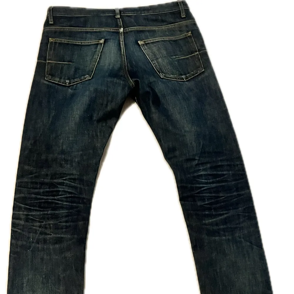 Dior Homme jeans från Hedi Slimane eran. Japansk denim så kvaliteten är väldigt bra. De är äldre och syns att de är använda men bra skick. Passformen är skinny. Pris går att diskuteras vid snabb affär och jag är öppen för byten🙌. Jeans & Byxor.