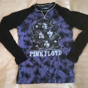 Pink Floyd långärmad - Pink floyd tröja från emp. (Ny pris runt 300kr. Säljer för 180kr.) Den är oanvänd och har legat i garderoben en stund nu. Storlek: M.