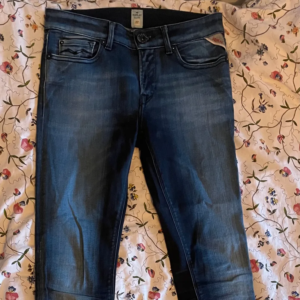 Skinnet, blåa jeans från replay Oanvända- nyskick Strl: skulle gissa XS/S, på lappen står det  Waist: 27 och Length: 34. Jeans & Byxor.