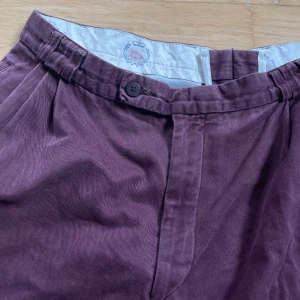 lila byxor - jättesnygga lila byxor!! använda men bra skick! fin lilabrun färg o nice material står ingen storlek men ca 41cm midja, 107cm ytterbenslängd(total längd) passar mig som är 172 :)