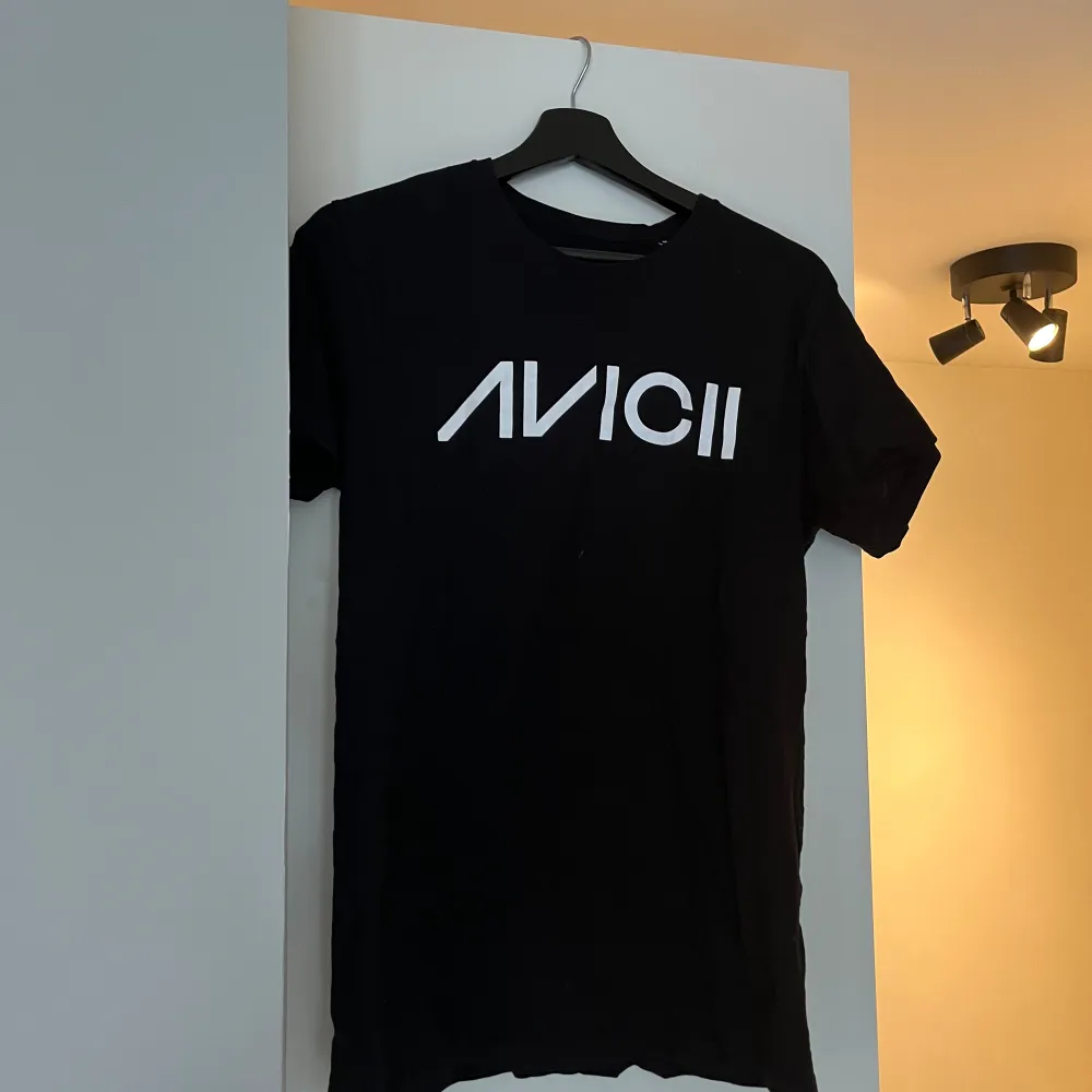 Köpt från Avicii museet så det är the real deal merch. . T-shirts.