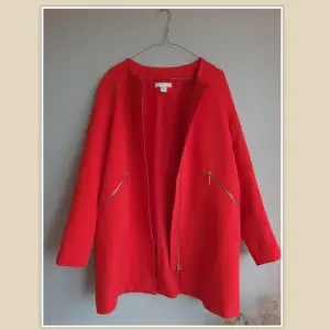 Säljer min röda kappa i strl 42 från Hm med guldfärgade dragkedjor. Väldigt snygg men kommer inte till användning.