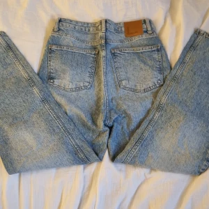 Momjeans - Blåa momjeans från bikbok, men köpta på Carlings. Längd: 32, midja: 28. Lite stretch. Dragkedja och knapp. 