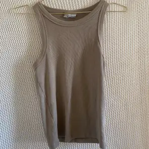 Söt topp/linne från Gina tricot i storlek S. Använd fåtal gånger och är i bra sick💗