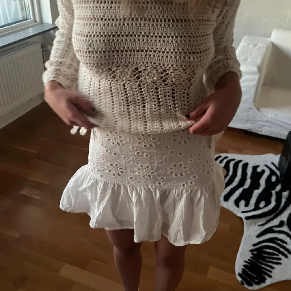 Säljer denna sjukt fina kjolen med volang. Storlek S. ANVÄND KÖP NU!!❤️❤️. Kjolar.