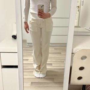 Vita Juicy couture byxor  - Har bara används 5 ggr och är köpta från raglady,ord pris 1000
