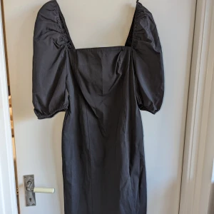 Helt ny klänning - Helt ny figurnära klänning. Superfin och foemgivande. Puffärmar och square neck 
