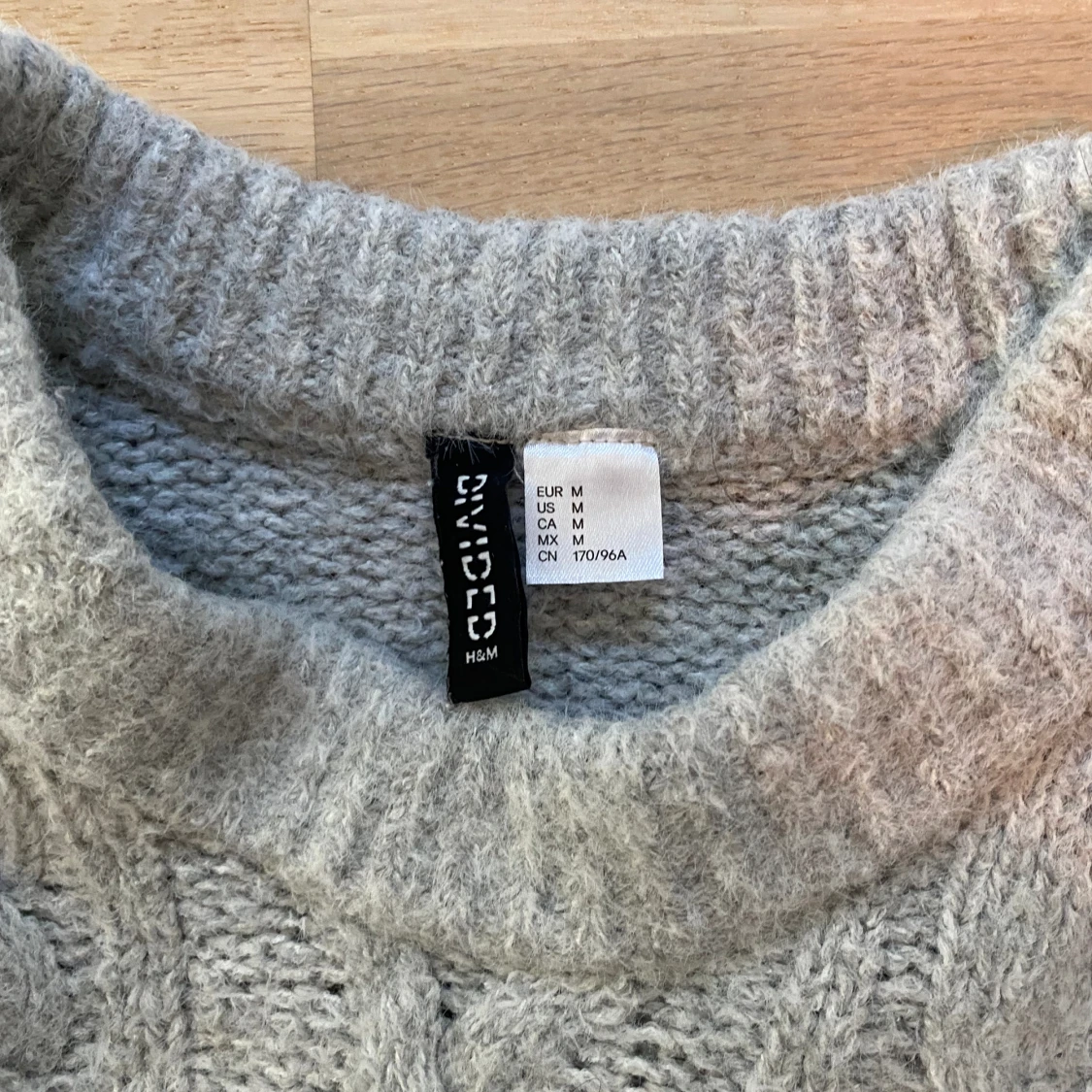 HM grå kabelstickad tröja - 90