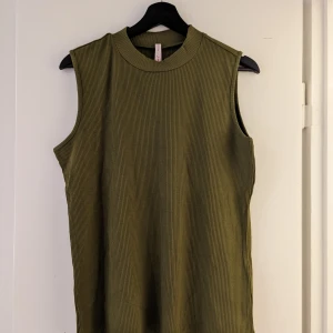 Ny Polotröja - Helt ny polotröja. Ett linne med polokrage. 