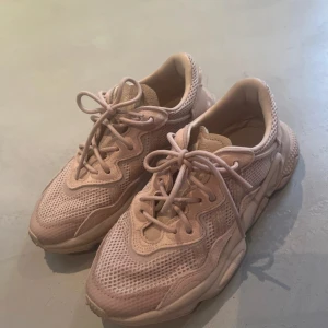 Adidas ozweego - Beige/rosa färg, väldigt fin Använda ett fåtal gånger men fortfarande väldigt fina och sköna skor Kommer inte till användning 