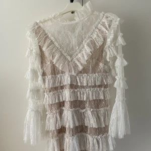 By malina klänning  - Super fin studentklänning som jag hade förra året. Jätte skön och luftig så man inte blev för varm. Köptes för 1500kr och säljer nu för 850kr. Helt utan skador och fläckar, som ny! Jag är 173 och bär alltid storlek S 