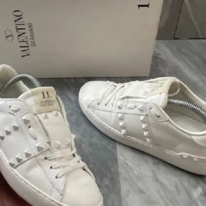 Valentino - Säljer dessa supersnygga och trendiga Valentino skor. Köpt från Trend Wardrobe på Plick. Tre första bilderna är Lånade bilder men inte använda sedan köpet. Tyvärr för små för mig.  Valentinokort.  Priset kan diskuteras vid snabb affär.  