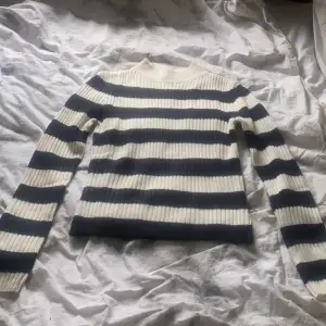 Vit/marinblå skickad polo tröja ifrån H&M i strl M. Tajt i modellen så skulle säga att de sitter som S. Aldrig blivit använd och säljer då den inte kommer till användning