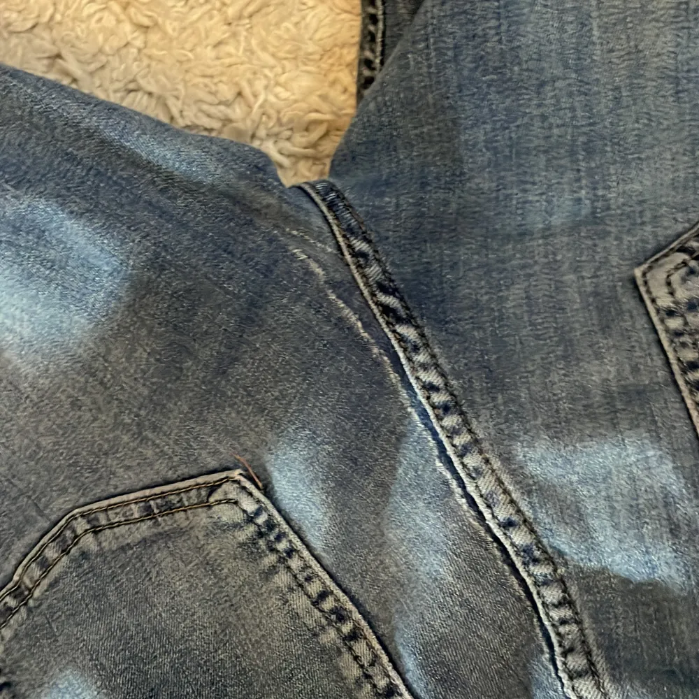 Jeans lite mörk blå jeans från inte riktigt mörkblå lite mer ljusa jätte fina men är lite slitna bakomliggande rumpan men inte så man tänker på de jätte myckte men man ser det lite jätte fina annars❤️❤️. Jeans & Byxor.