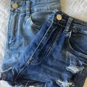 Säljer ett kitt med två jeans shorts från shein. Bägge för 50kr och båda är från shein. Har klippt av några trådar, och knappen man spänner med är något lös, (vet inte om den var de när jag köpte det) men jättesnygga iallafall.❤️