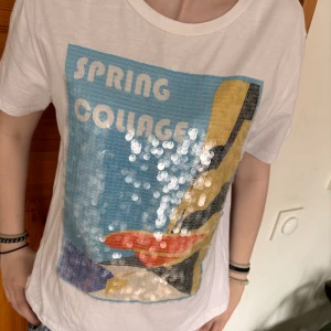 Soaked in luxury t-shirt paljetter - Cool t-shirt från Soaked in luxury med paljetter Riktigt fin till sommaren Nypris 399:- Regular fit 100% bomull