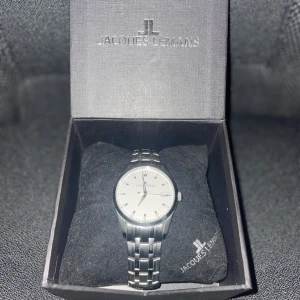 Jacques Lemans Klocka - Stilren jacques lemans klocka funkar bra. Länkar förekommer (vilket gör klockan större). Kvitto förekommer. Om du har några frågor skriv i dm 😁.