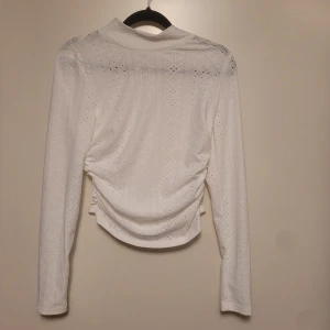 Tröja med ihålande mönster  - Vit tröja/blus med ihålande mönster.  Endast testad, säljes pga för liten. Passar xs/s 