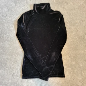 Velvet turtleneck från chiquelle - Min favorit turtleneck men den har börjat bli för tajt, är i topskick och i velvet material som är jätte mjuk. 