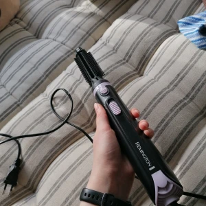 Hårfön/locktång - En fön till håret med borst som funkar till att både locka och torka håret. Kommer aldrig till användning och är i nyskick Skriv gärna om du har några frågor, pris kan diskuteras