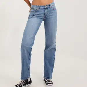 Blåa jeans från abrand, använda en gång så i väldigt bra skick, storlek 28 passar mig bra som är s/m i byxor, skriv om du vill ha fler bilder eller mått, köpta för 1099 kr