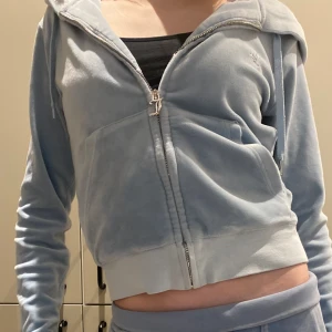 Juicy Couture tröja 💙 - Jätte fin Juicy Couture tröja i storlek XXS 💙Fint skick! Skriv till mig om ni är intresserade! 🙌🏻 köpte den för 1300kr Köparen står för frakten 💙