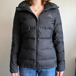 Svart Adidas jacka - Svart dunjacka i mycket bra skick. Köpt för 1500 kr. Storlek s men passar även m. Perfekt för vinter och höst!🌬️