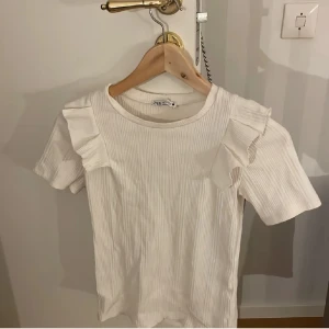 Vit topp - Vit topp från zara i storlek S❤️ toppskick förutom ett litet hål i armhålan, som knappt syns (bild 4) skriv om ni vill ha fler bilder!