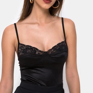 Svart body - Jättesnygg svart body från Motel Rocks. Använd två gånger. Skriv för fler bilder🌸