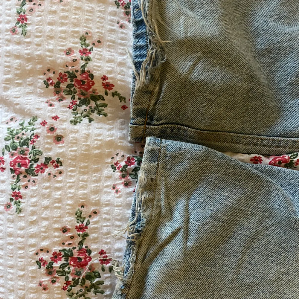 Raka, baggy jeans 🙌🏻 Slitage på kanten av jeansen vid hälarna (bild 3). Jeans & Byxor.