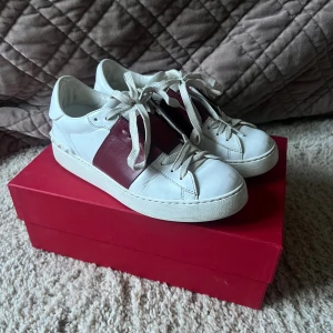 Valentino open sneakers  - Röda valentino skor, låda och kvitto finns  