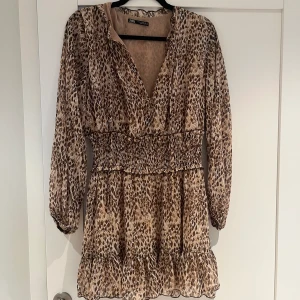 Leopard klänning - Klänning från zara i storlek M. Använd endast 1 gång.🫶🏽🤎