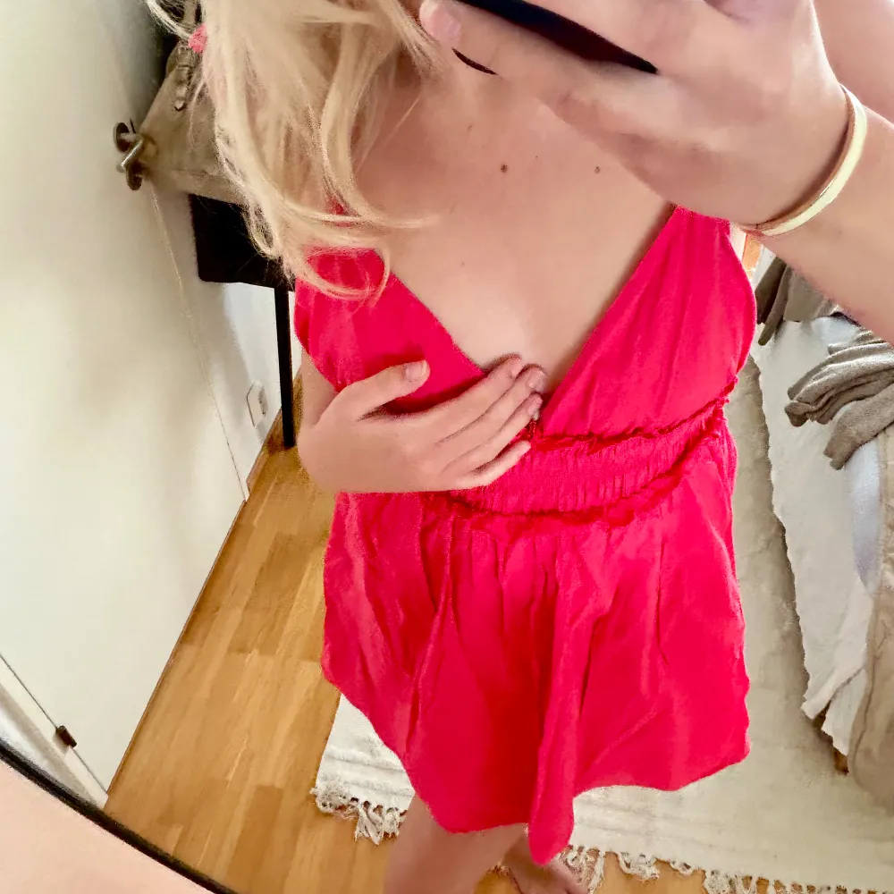 Perfekt färgglad klänning till sommaren i en fin rosa färg. Snygg med klackar och en stickad tröja. Ganska kort, slutar en bit under rumpan  !!Knappt använd som nyskick!!. Klänningar.