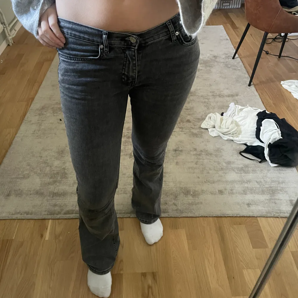 Low waist bootcut jeans från gina! . Jeans & Byxor.