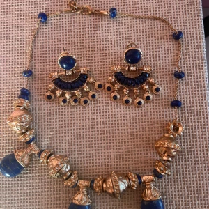 Örhänge och halsband set - Jättefinna örhängde och halsband ifrån zara, inga defekter 