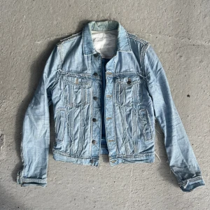 Maison Margiela x HM jacka - distressed mm x hm jacka i bra skick. size M, fits S herr.